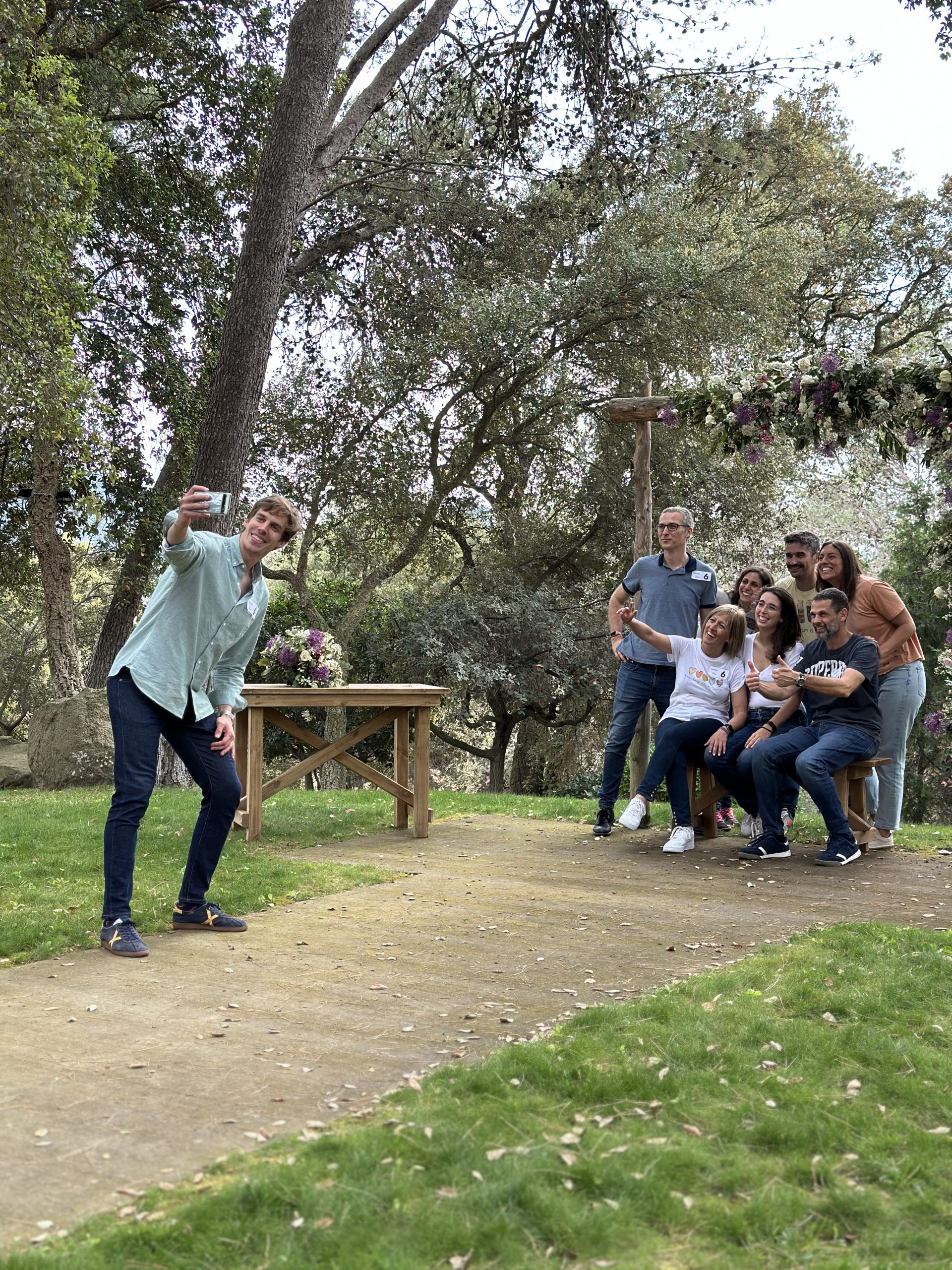 Equipo de una empresa en una jornada de team buiding en un lugar que inspira